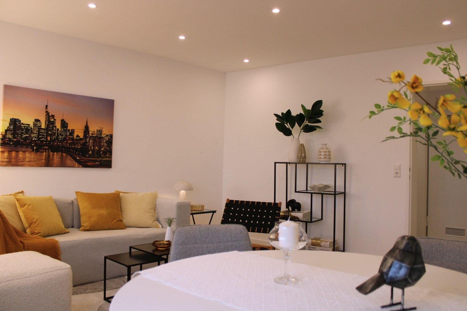 Wohnung Nr. 7 — saniert und verkauft, Mannheim-Neckarau — Wohnbereich nach der Sanierung durch vivunt GmbH