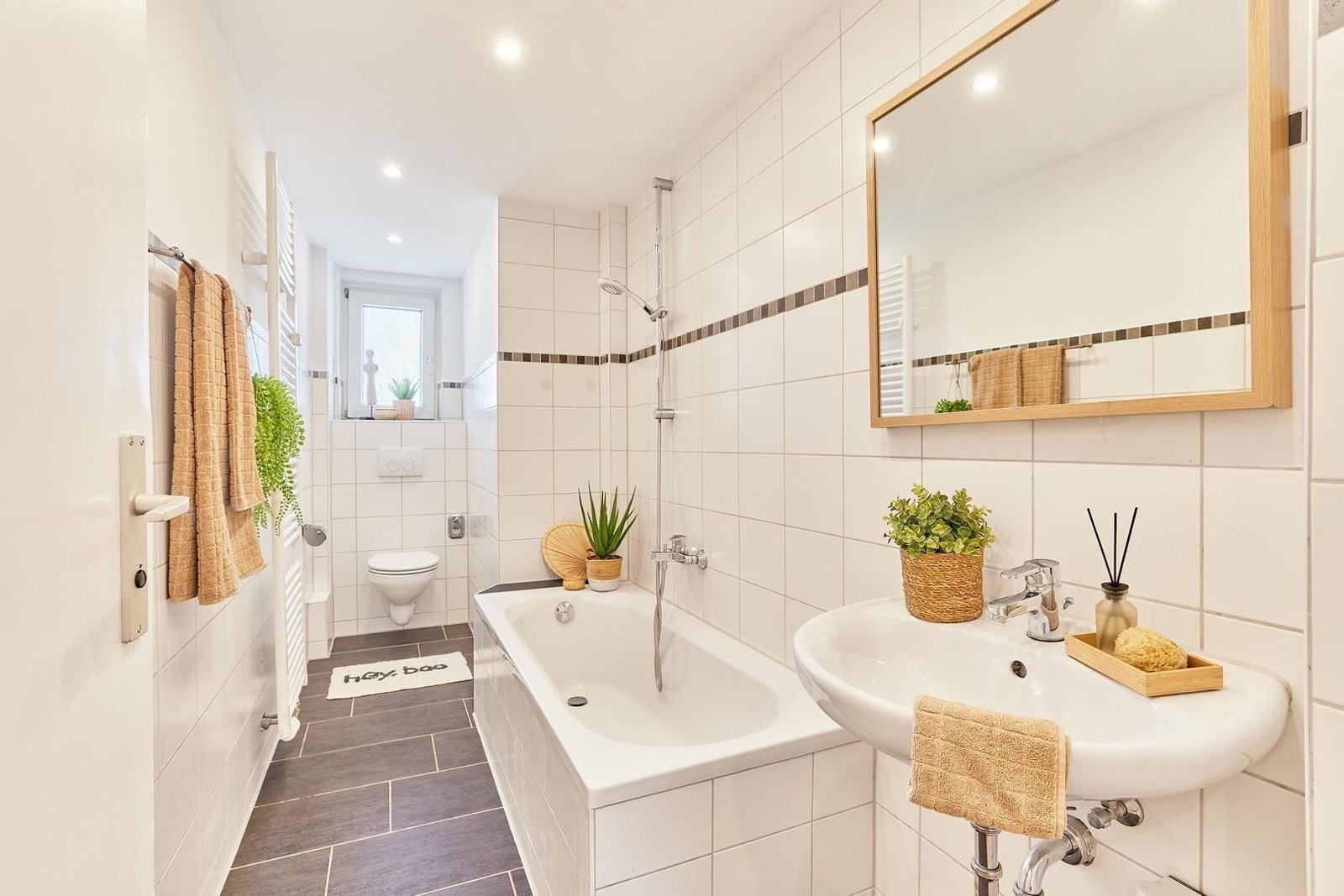 3-Zimmer-Wohnung in Rheinnähe, Mannheim-Lindenhof — Badezimmer nach der Sanierung durch vivunt GmbH