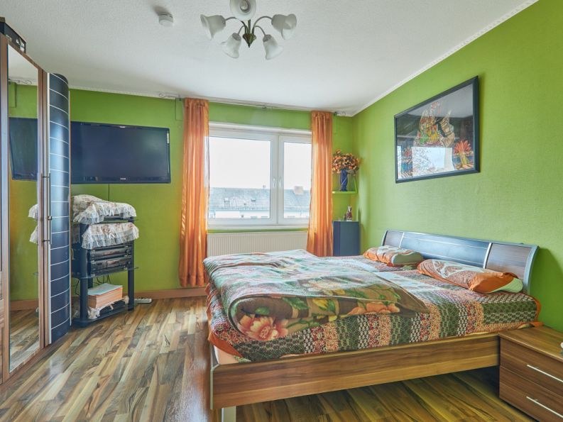 Nr. 31 — WE 009, 4. OG links, Ludwigshafen-Mundenheim — Schlafzimmer vor der Sanierung | Sanierung durch vivunt GmbH