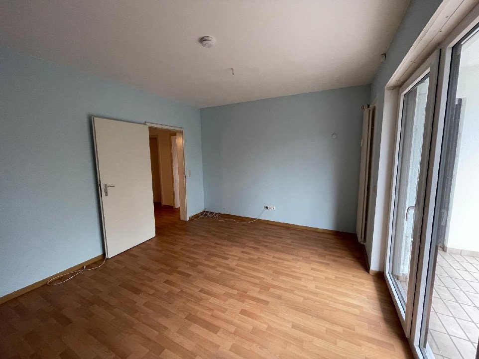 2-Zimmer-Erdgeschosswohnung mit großem Balkon, Saarbrücken-St. Arnual — Schlafzimmer vor der Sanierung, Zustand im Ankauf