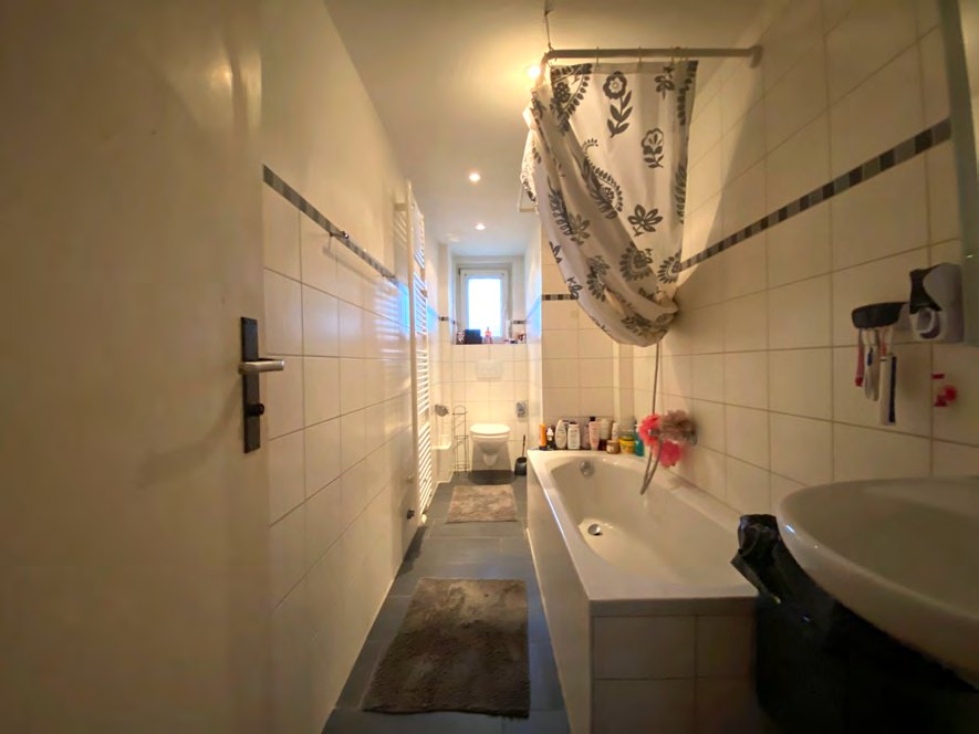 3-Zimmer-Wohnung in Rheinnähe, Mannheim-Lindenhof — Badezimmer vor der Sanierung, Zustand im Ankauf