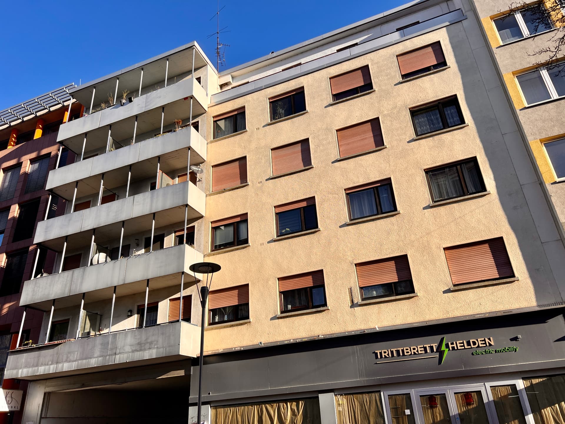 Mischgenutztes Wohn- und Geschäftshaus mit 20 Einheiten in Ludwigshafen-Mitte nach der Sanierung durch die vivunt GmbH
