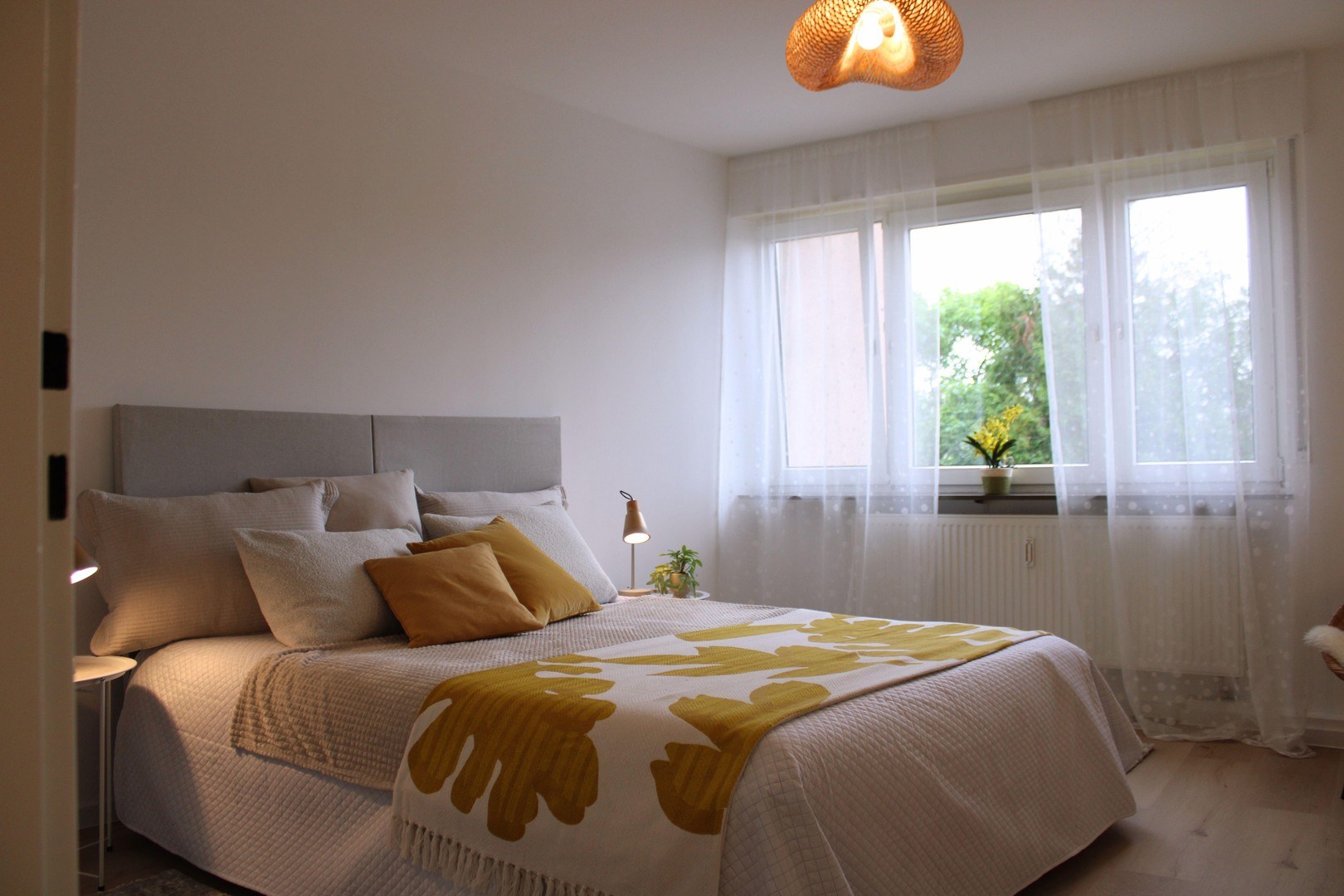 Wohnung Nr. 7 — saniert und verkauft, Mannheim-Neckarau — Schlafzimmer nach der Sanierung durch vivunt GmbH