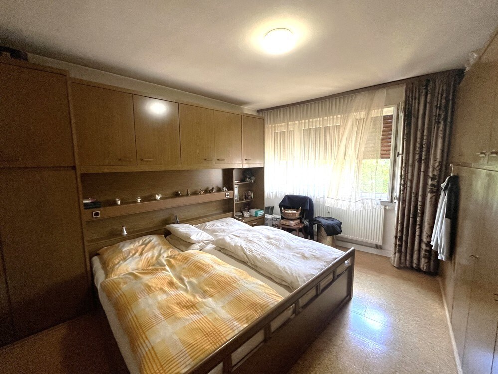 Wohnung Nr. 7 — saniert und verkauft, Mannheim-Neckarau — Schlafzimmer vor der Sanierung, Zustand im Ankauf