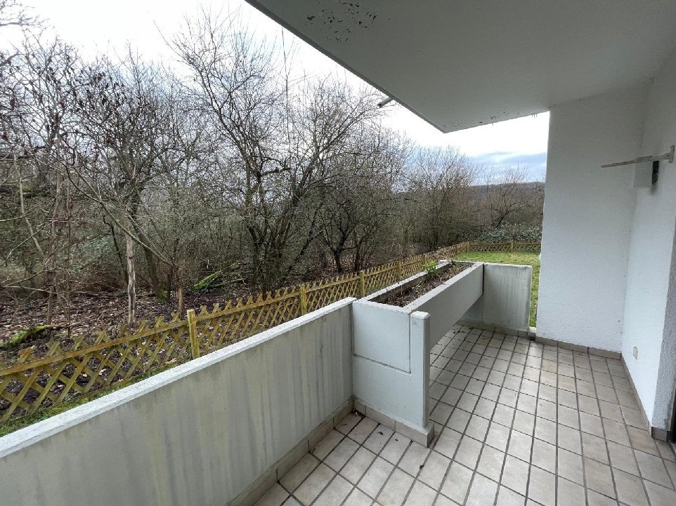 2-Zimmer-Erdgeschosswohnung mit großem Balkon, Saarbrücken-St. Arnual — Balkon vor der Sanierung, Zustand im Ankauf