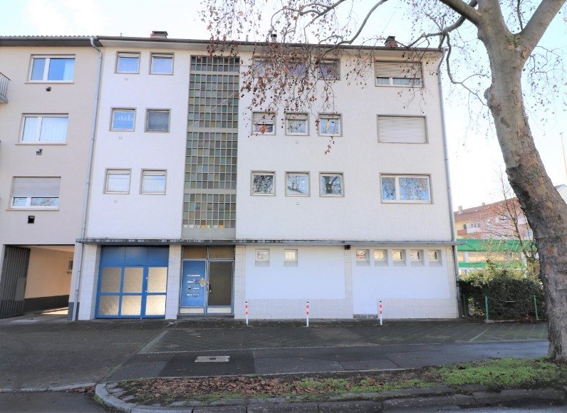 Wohn- und Geschäftshaus mit 8 Wohnungen und ausgebautem Speicher, Mannheim-Käfertal — Außenansicht bei Ankauf vor der Sanierung | Sanierung durch vivunt GmbH
