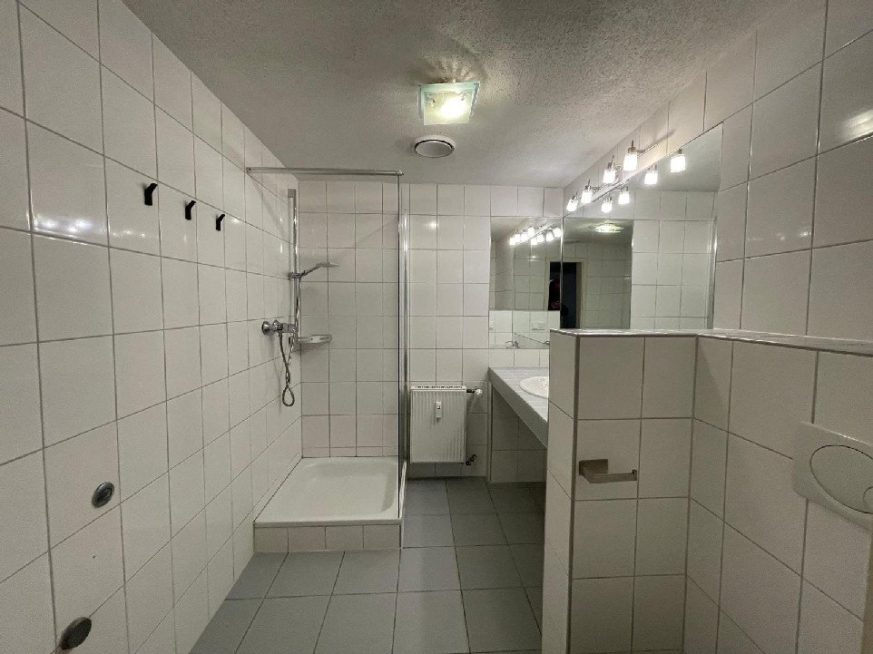 2-Zimmer-Erdgeschosswohnung mit großem Balkon, Saarbrücken-St. Arnual — Badezimmer vor der Sanierung, Zustand im Ankauf