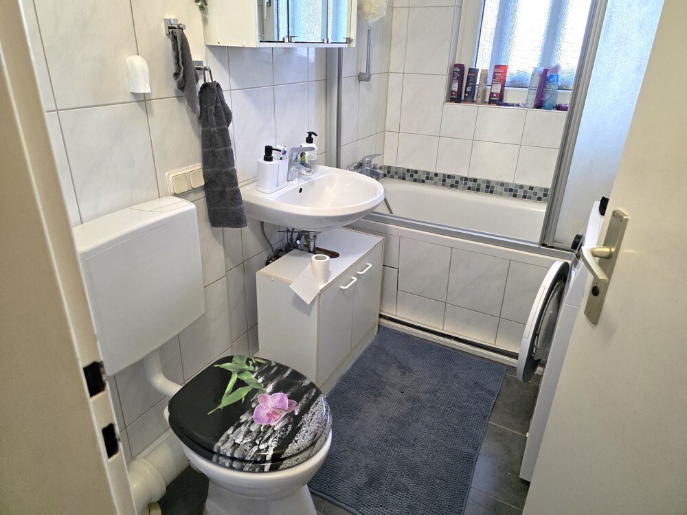 Wohnung Nr. 5 — vermietet im Bestand, Mannheim-Neckarau — Badezimmer vor der Sanierung | Sanierung durch vivunt GmbH