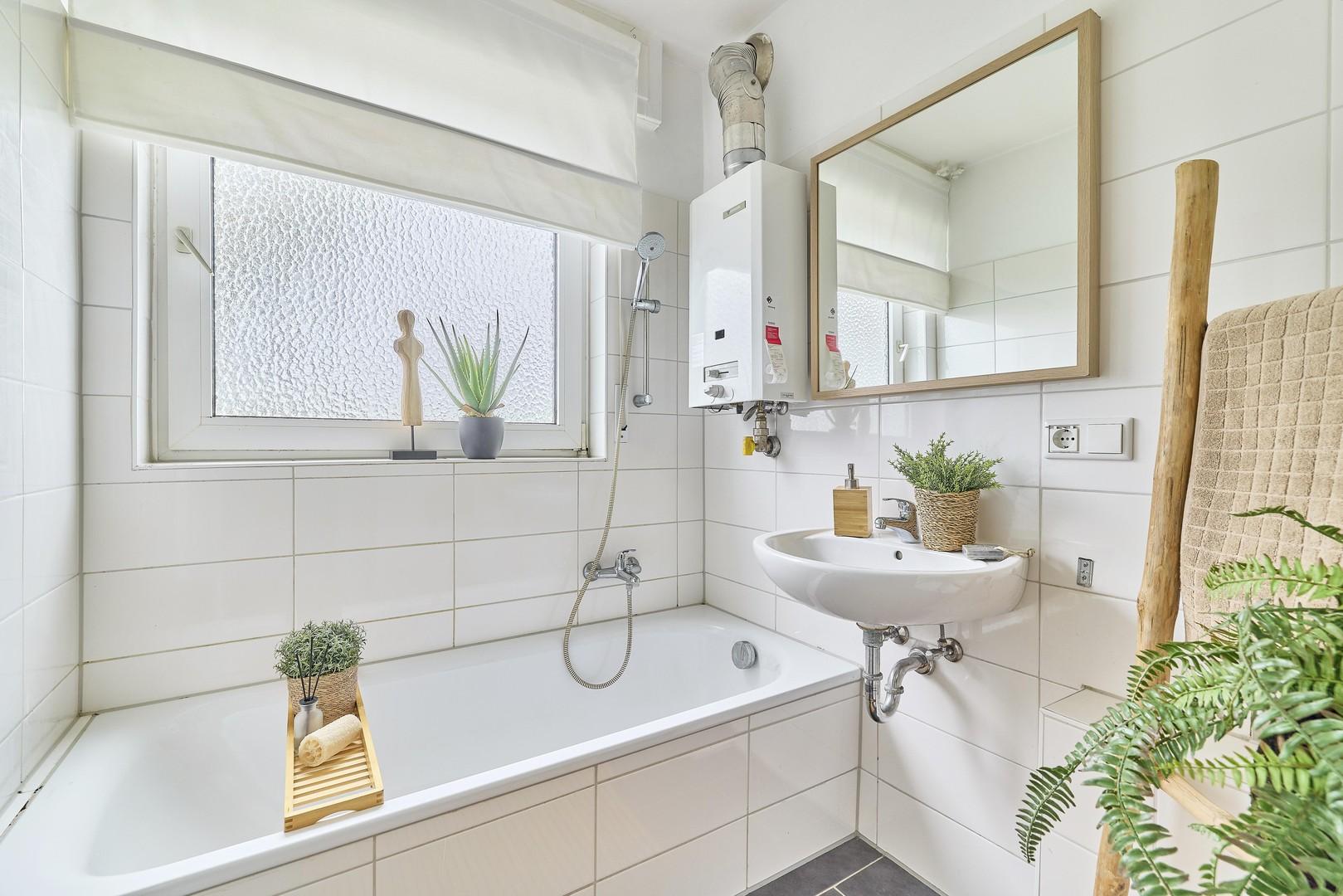 4-Zimmer-Wohnung mit überdachtem Balkon, Langen — Badezimmer nach der Sanierung | Sanierung durch vivunt GmbH