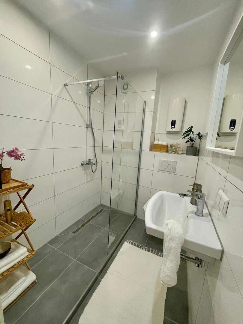 Wohnung Nr. 7 — saniert und verkauft, Mannheim-Neckarau — Badezimmer nach der Sanierung durch vivunt GmbH