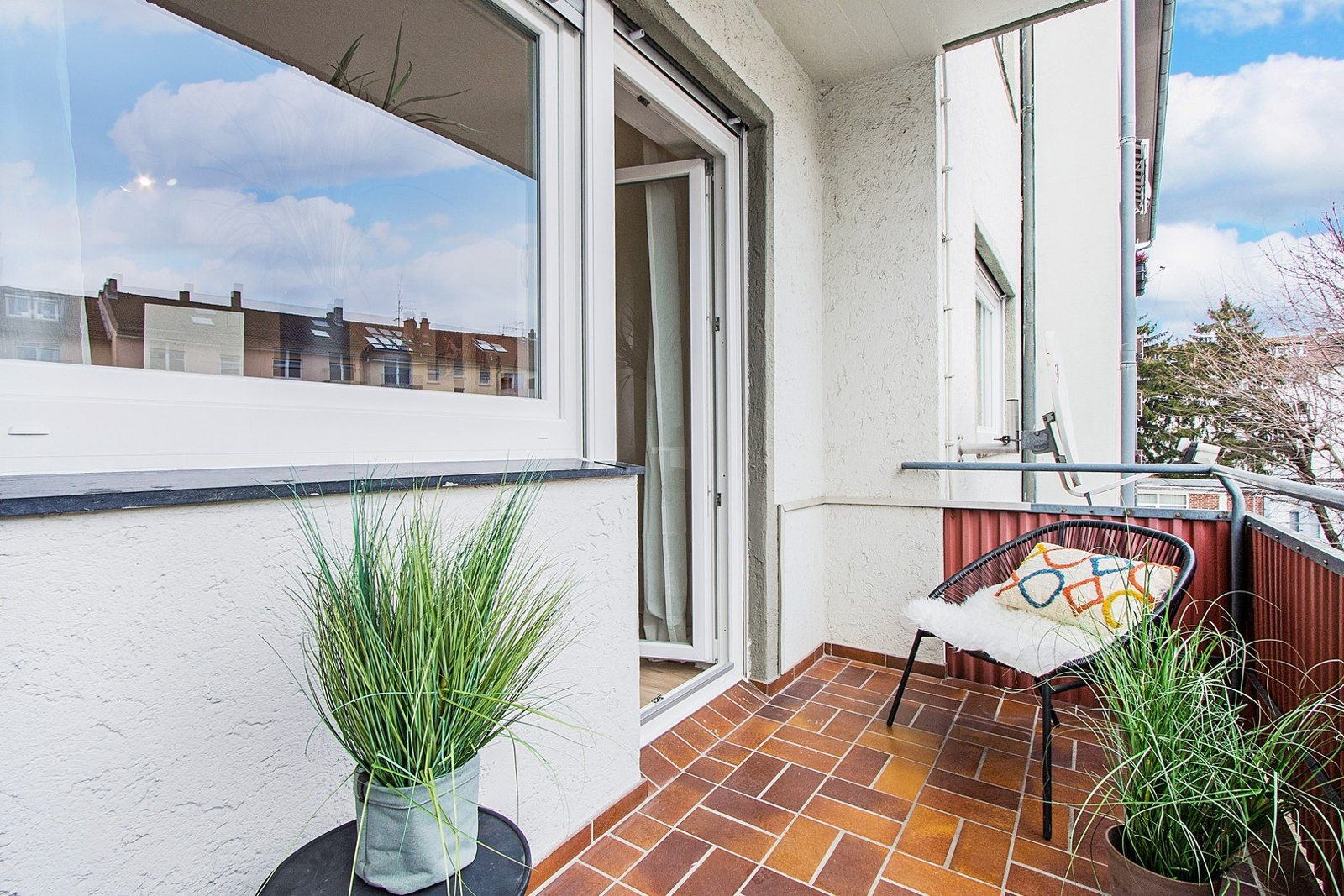 Wohn- und Geschäftshaus mit 8 Wohnungen und ausgebautem Speicher, Mannheim-Käfertal — Balkon nach der Sanierung | Sanierung durch vivunt GmbH