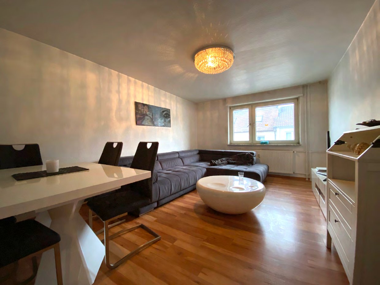 3-Zimmer-Wohnung in Rheinnähe, Mannheim-Lindenhof — Wohnbereich vor der Sanierung, Zustand im Ankauf