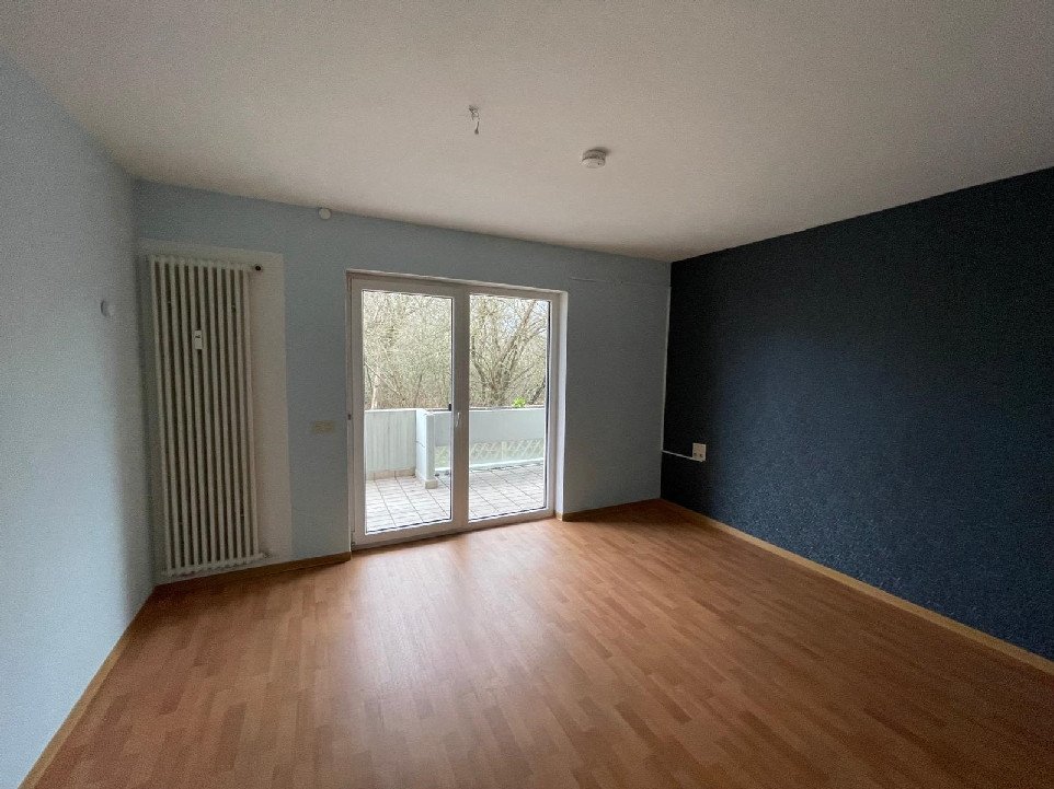 2-Zimmer-Erdgeschosswohnung mit großem Balkon, Saarbrücken-St. Arnual — Wohnbereich vor der Sanierung, Zustand im Ankauf