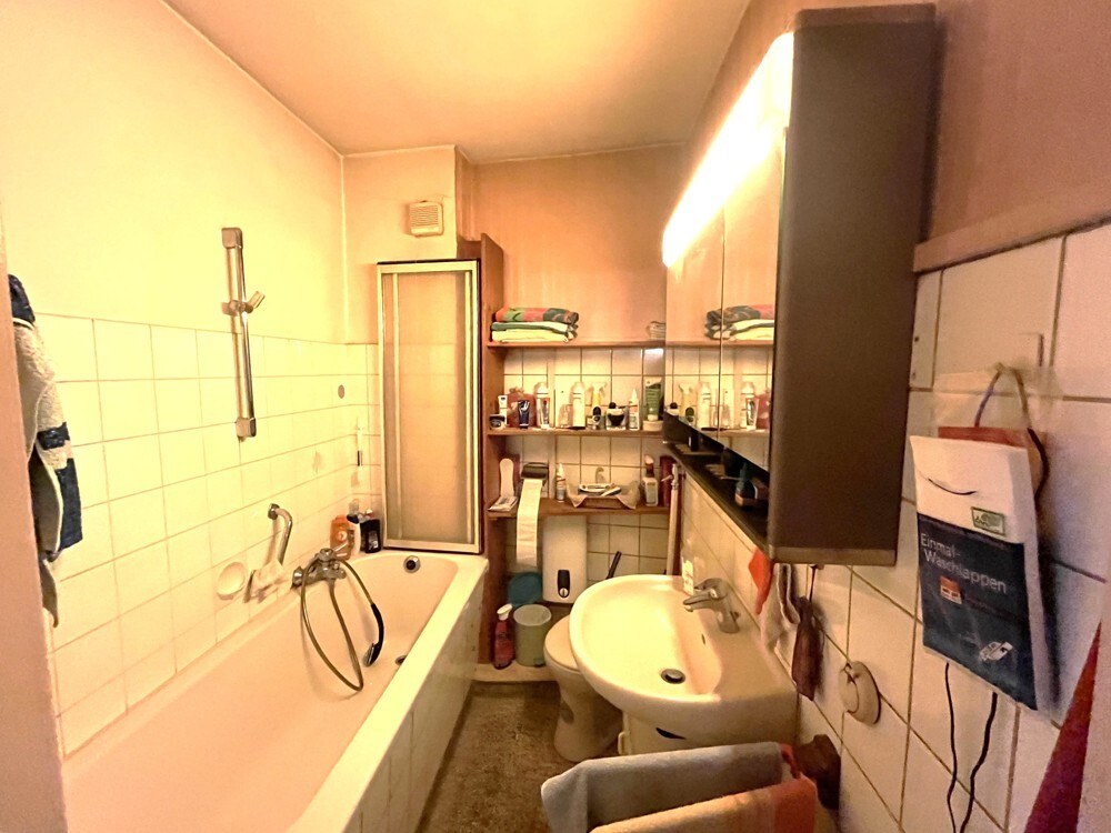 Wohnung Nr. 7 — saniert und verkauft, Mannheim-Neckarau — Badezimmer vor der Sanierung, Zustand im Ankauf