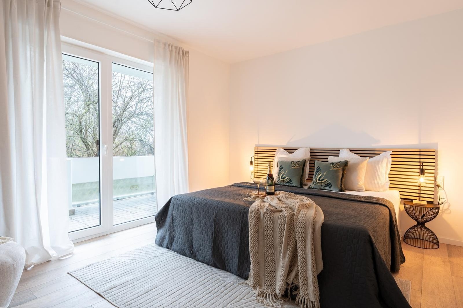 2-Zimmer-Erdgeschosswohnung mit großem Balkon, Saarbrücken-St. Arnual — Schlafzimmer nach der Sanierung durch vivunt GmbH