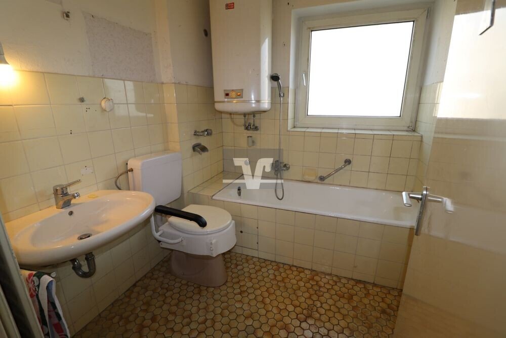 WE 19 — 3-Zimmer-Wohnung im 2. OG mit Garage, Ludwigshafen-Mundenheim — Badezimmer vor der Sanierung | Sanierung durch vivunt GmbH