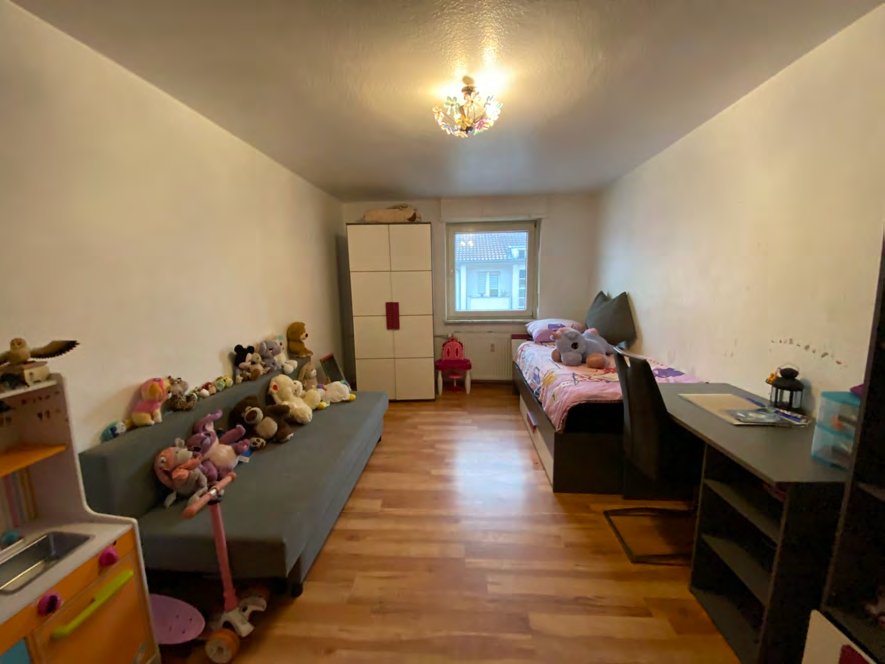 3-Zimmer-Wohnung in Rheinnähe, Mannheim-Lindenhof — Zimmer vor der Sanierung, Zustand im Ankauf