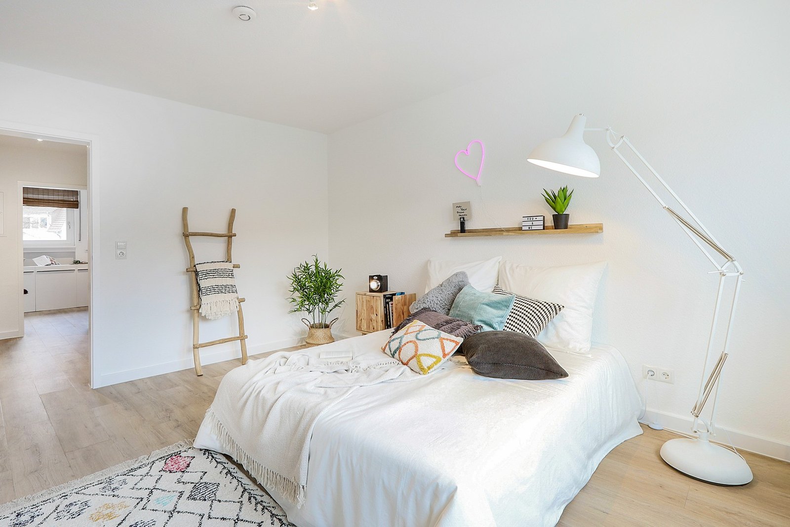 Wohn- und Geschäftshaus mit 8 Wohnungen und ausgebautem Speicher, Mannheim-Käfertal — Schlafzimmer nach der Sanierung | Sanierung durch vivunt GmbH