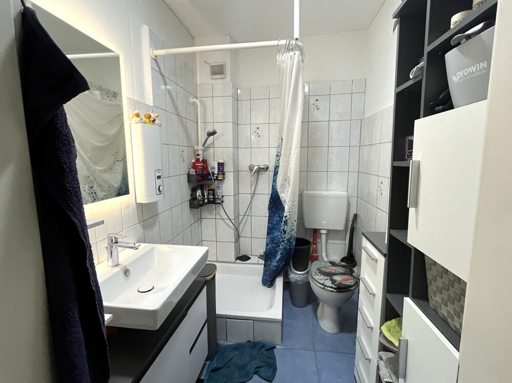 Wohnung Nr. 6 — vermietet im Bestand, Mannheim-Neckarau — Badezimmer vor der Sanierung | Sanierung durch vivunt GmbH