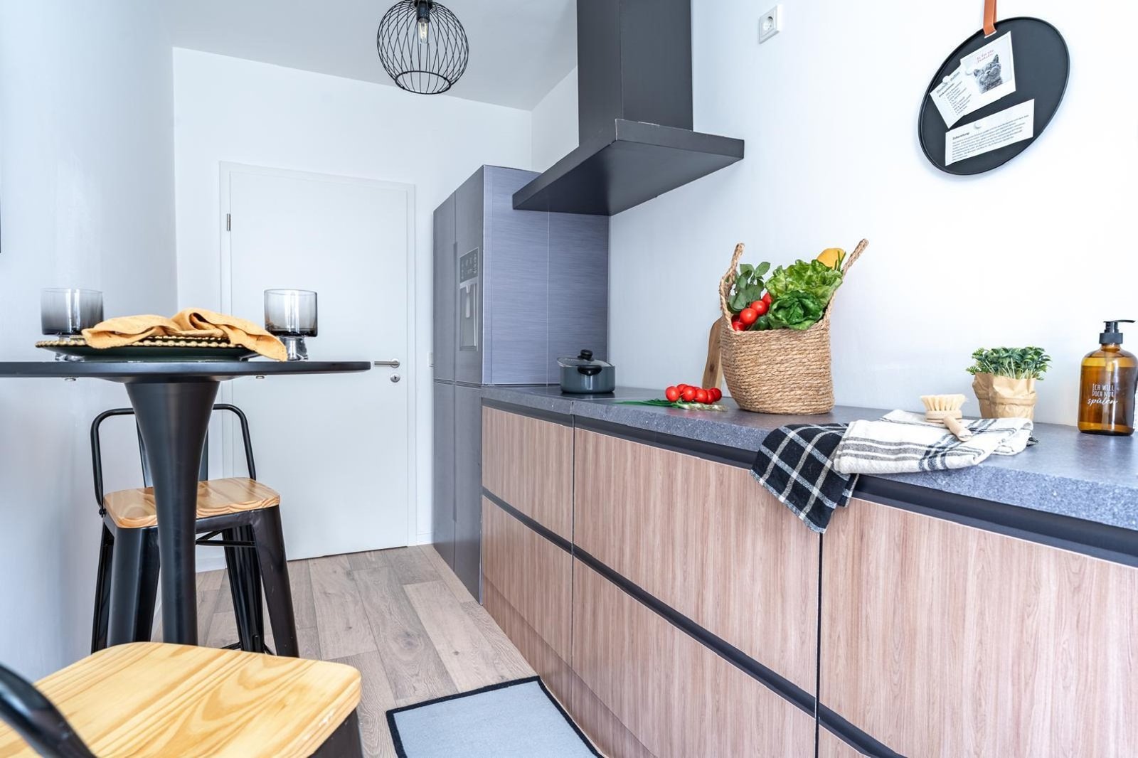 2-Zimmer-Erdgeschosswohnung mit großem Balkon, Saarbrücken-St. Arnual — Küche nach der Sanierung durch vivunt GmbH