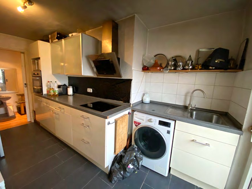 3-Zimmer-Wohnung in Rheinnähe, Mannheim-Lindenhof — Küche vor der Sanierung, Zustand im Ankauf
