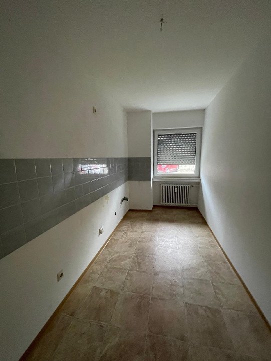 2-Zimmer-Erdgeschosswohnung mit großem Balkon, Saarbrücken-St. Arnual — Küche vor der Sanierung, Zustand im Ankauf