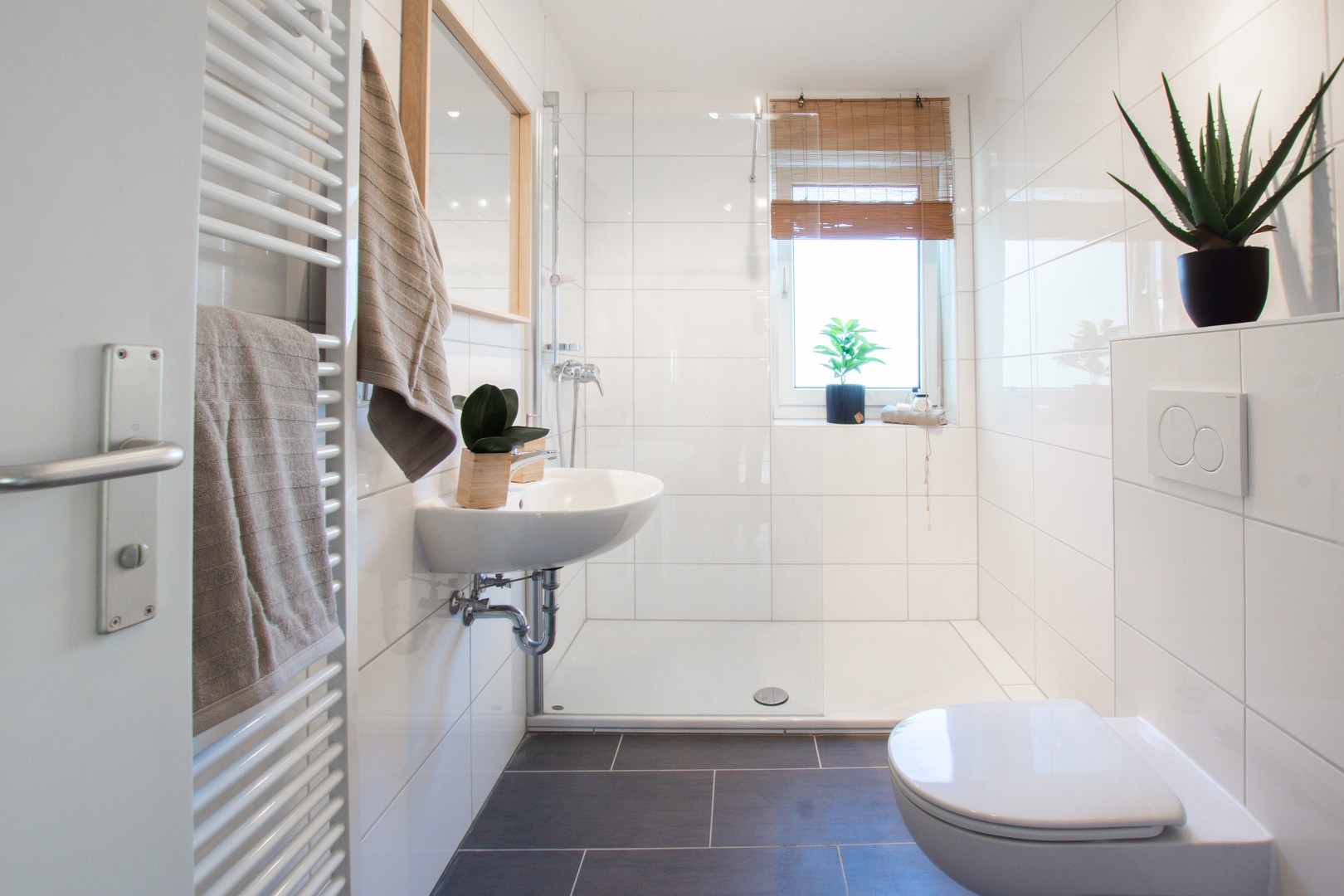 2-Zimmer-Wohnung mit Loggia und Mansardenzimmer, Ludwigshafen-Gartenstadt — Badezimmer nach der Sanierung | Sanierung durch vivunt GmbH